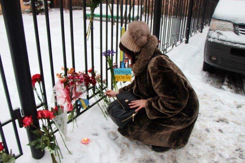 "Украина, прости нас!": жители Санкт-Петербурга пришли к украинскому посольству с цветами и свечами