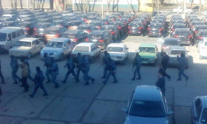 В Симферополе вооруженные оккупанты в масках оцепили крымскотатарский канал ATR: фотофакт