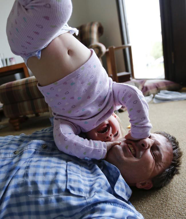 33 фотографии, доказывающие, как трудно быть отцом