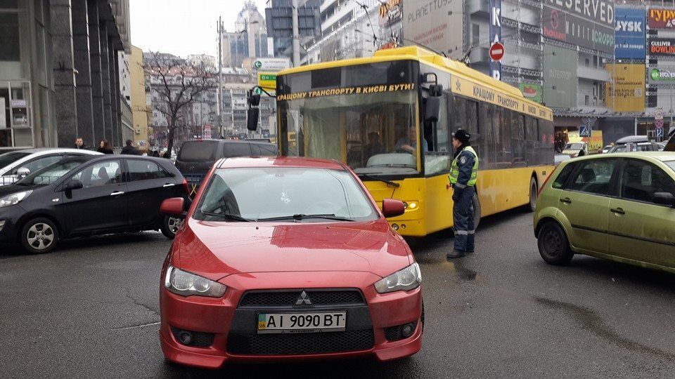 В Киеве иномарка припарковалась посреди дороги, хотя были места на парковке: фотофакт