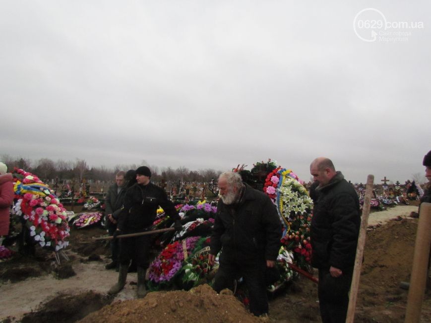 У Маріуполі попрощалися з жертвами теракту: трагічні фото 