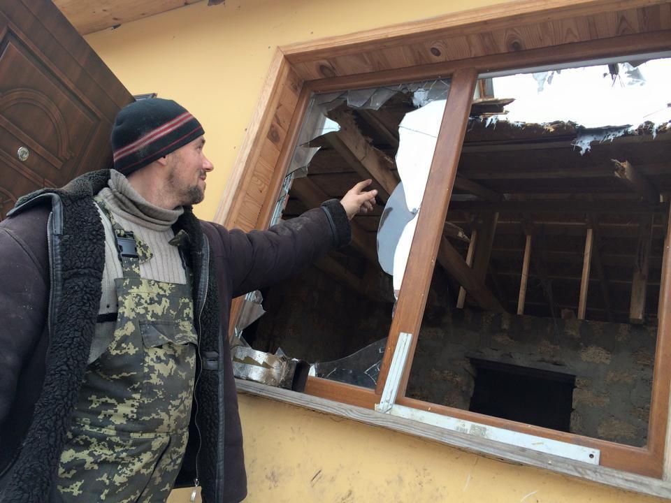 Бойовики обстріляли позиції сил АТО у Станиці Луганській, військові зміцнюють оборону: фотофакт