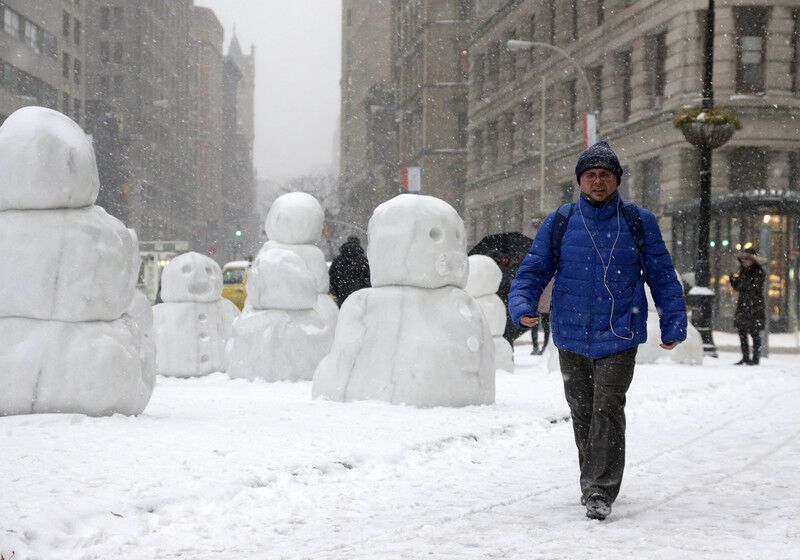 Нью-Йорк "захватили" снежные монстры: фотофакт