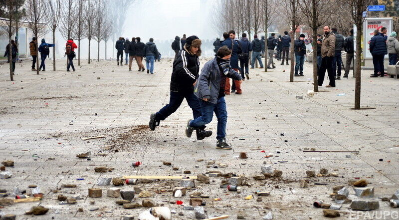В Косово из-за требований уволить министра-серба пострадали десятки человек: фото и видео столкновений