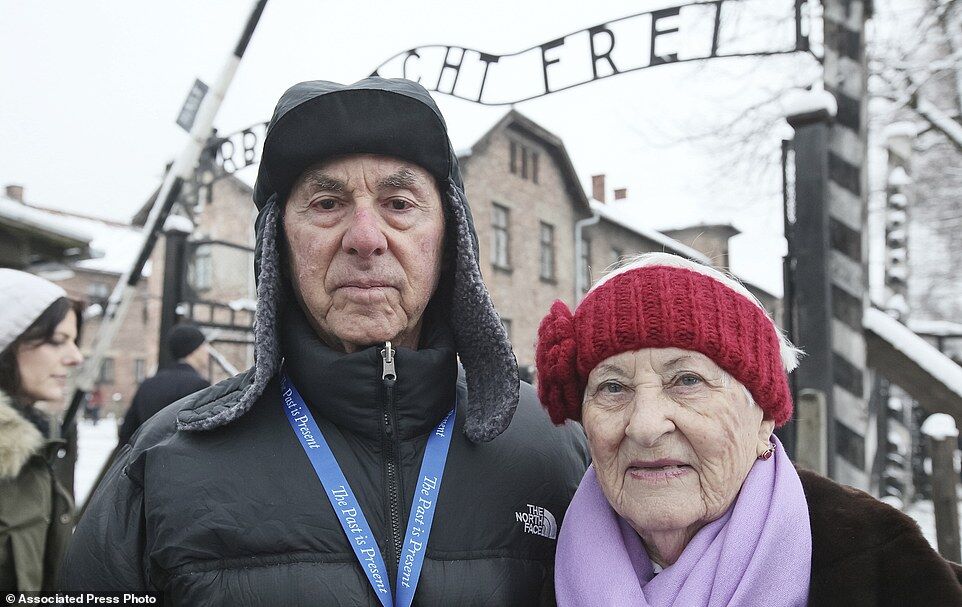 Выживший в Освенциме украинец расплакался, вернувшись в лагерь смерти: фоторепортаж дня