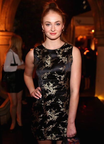 Сестры Старк из "Игры престолов" развлекаются