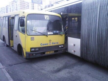 В Киеве столкнулись маршрутка и троллейбус: пострадала пассажирка с ребенком