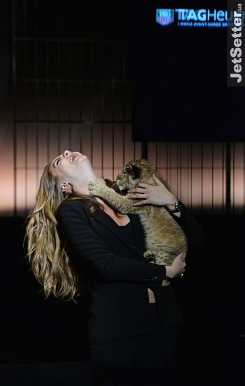 Модель Кара Делевинь устроила шоу с живым львом