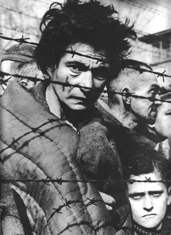 Світ відзначає 70-річчя визволення в'язнів Освенцима: фото, які потрібно пам'ятати