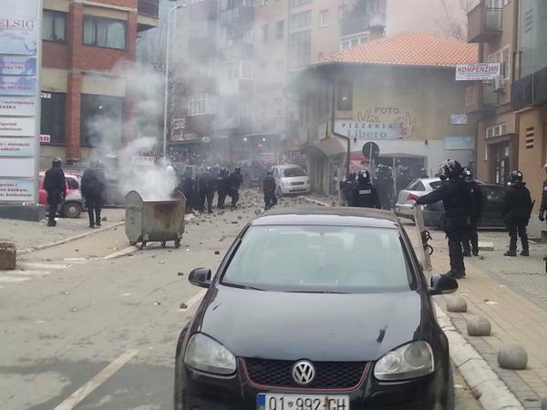 В Косово из-за требований уволить министра-серба пострадали десятки человек: фото и видео столкновений
