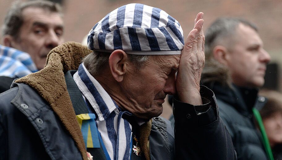 Выживший в Освенциме украинец расплакался, вернувшись в лагерь смерти: фоторепортаж дня