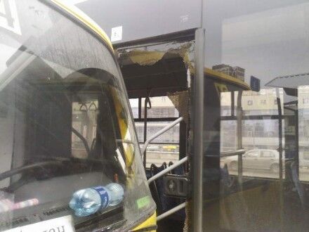 В Киеве столкнулись маршрутка и троллейбус: пострадала пассажирка с ребенком