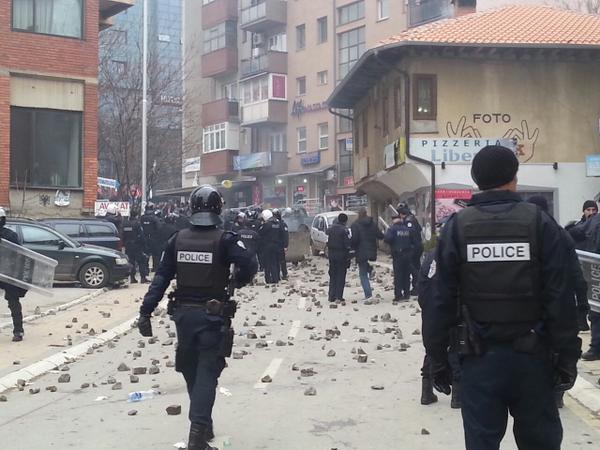 В Косово из-за требований уволить министра-серба пострадали десятки человек: фото и видео столкновений