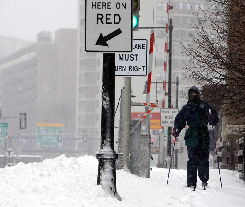 В США ввели чрезвычайное положение из-за снежного шторма: фоторепортаж