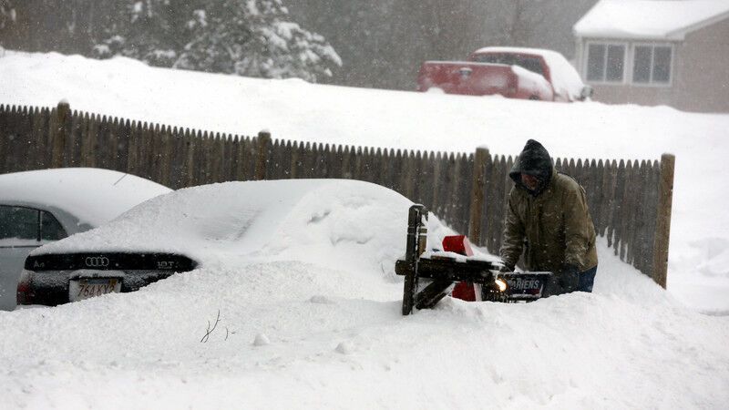 В США ввели чрезвычайное положение из-за снежного шторма: фоторепортаж