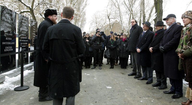 Світ вшанував пам'ять жертв Освенціма: фоторепортаж