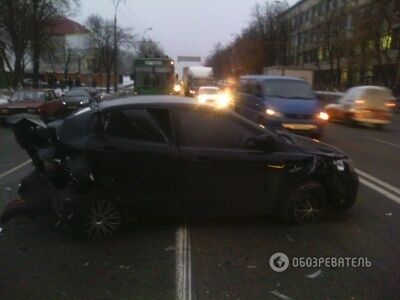 В Киеве столкнулись три автомобиля: опубликованы фото