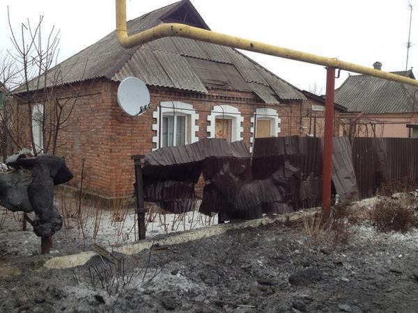 Всю ніч Донецьк стрясали вибухи: є загиблий і близько 20 поранених. Опубліковані фото руйнувань