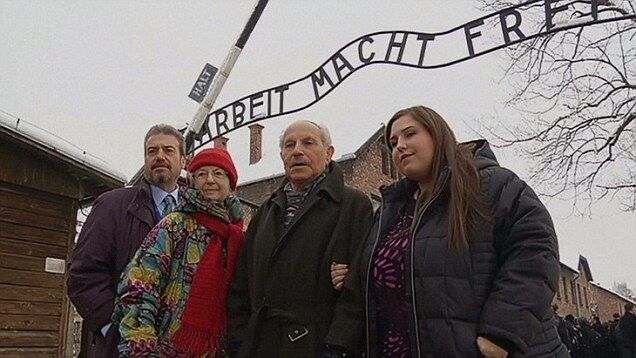 Выживший в Освенциме украинец расплакался, вернувшись в лагерь смерти: фоторепортаж дня