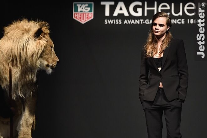 Модель Кара Делевинь устроила шоу с живым львом