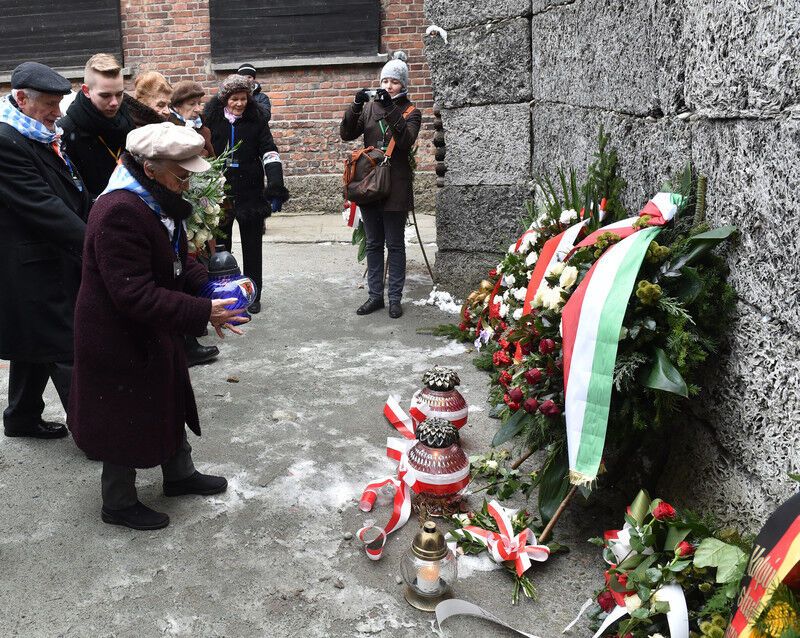 Світ вшанував пам'ять жертв Освенціма: фоторепортаж