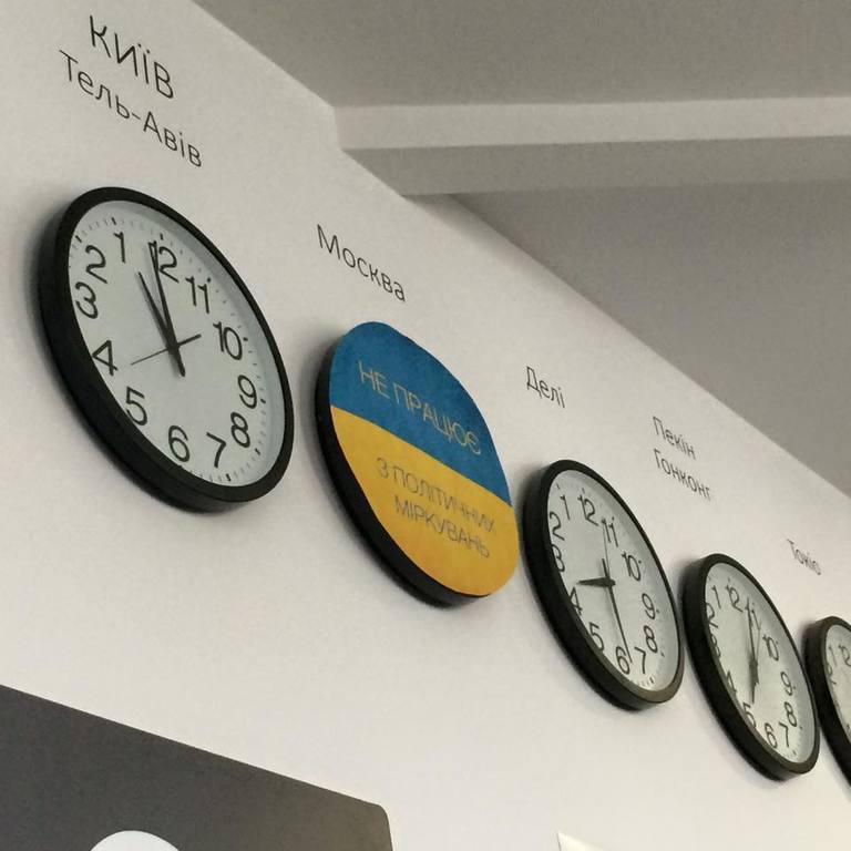 В Киеве часы, которые показывают московское время, стали сине-желтыми: фотофакт
