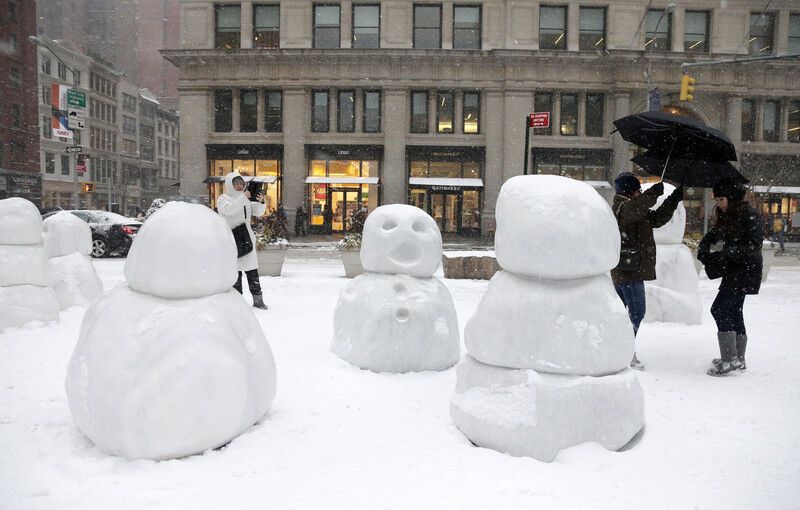 Нью-Йорк "захватили" снежные монстры: фотофакт