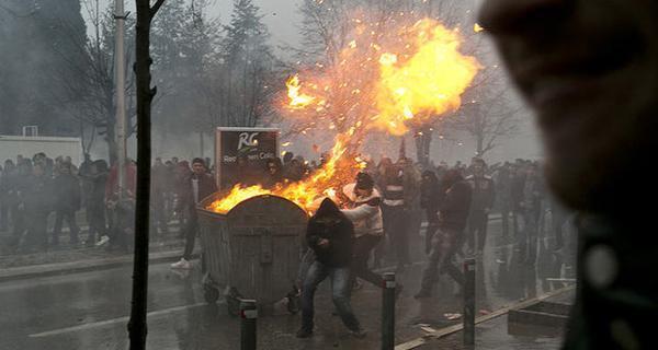В Косово из-за требований уволить министра-серба пострадали десятки человек: фото и видео столкновений