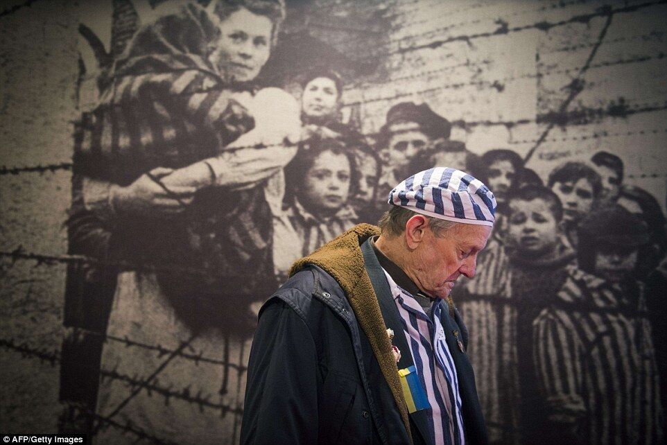 Выживший в Освенциме украинец расплакался, вернувшись в лагерь смерти: фоторепортаж дня