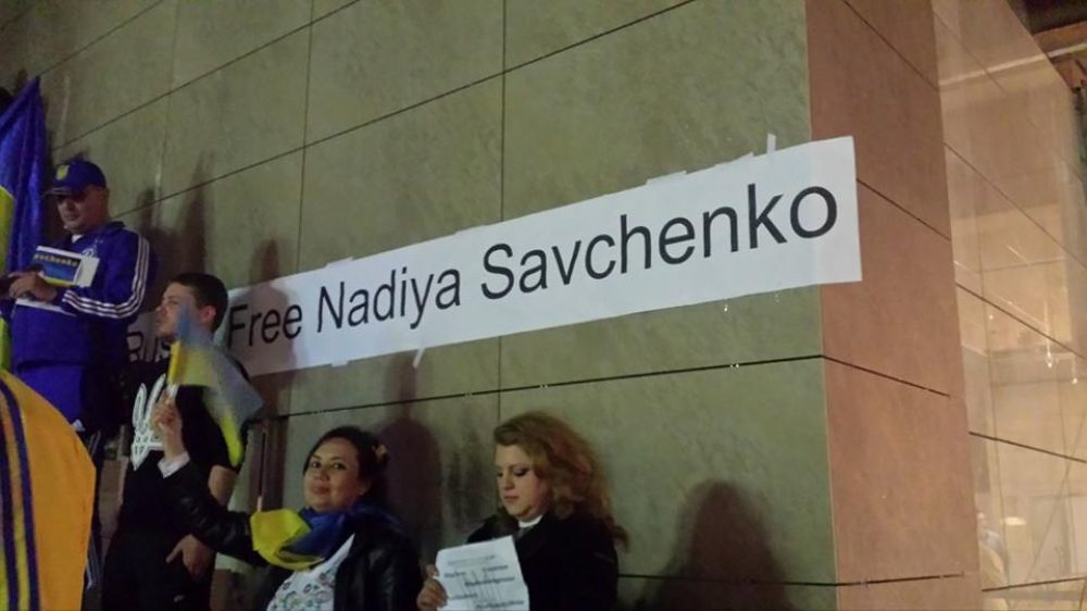 Сотни людей приехали в Тель-Авив на акцию в поддержку Савченко