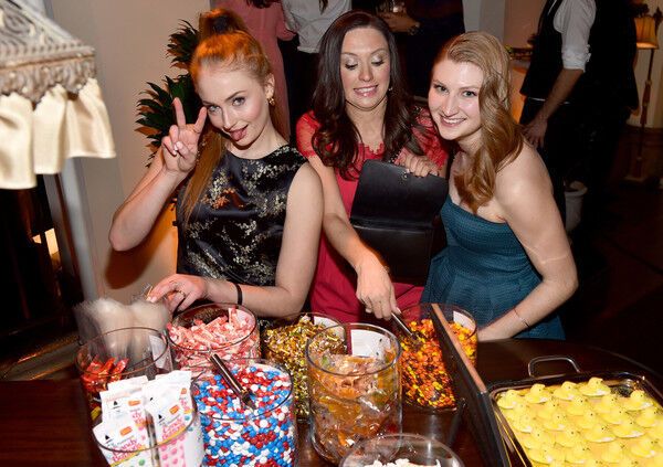 Сестры Старк из "Игры престолов" развлекаются