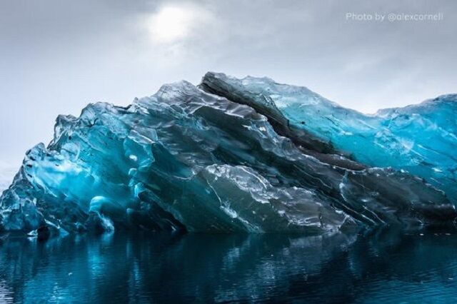 В Антарктиде сделаны снимки редкого явления: перевернутого айсберга