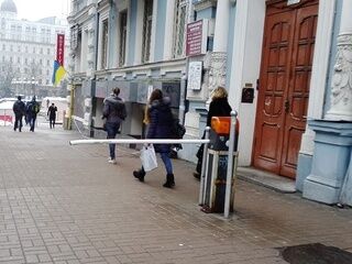 У центрі Києва на тротуарі несподівано з'явився шлагбаум: фотофакт