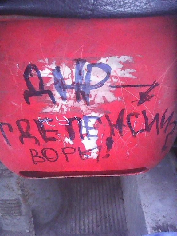 В маршрутках Донецка смелые местные оставляют "послания" бандитам "ДНР": фотофакт