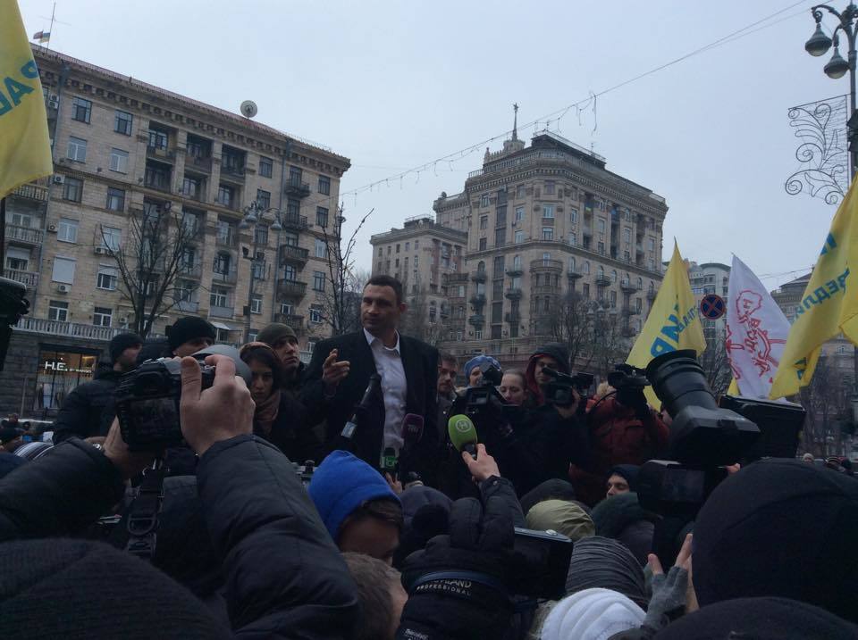 Под Киевсоветом протестующие против двойного подорожания проезда освистали Кличко