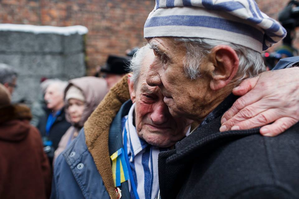90-летний узник Освенцима с сине-желтой ленточкой вызвал истерику у россиян