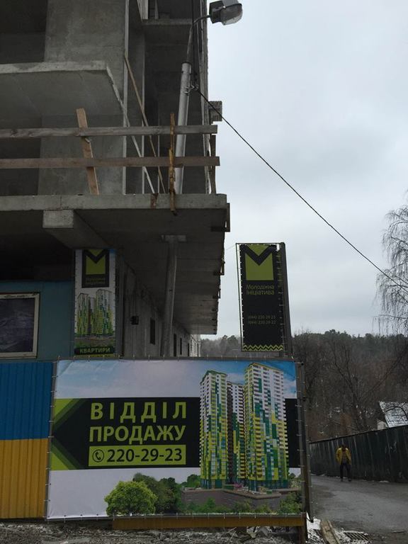 В Киеве фонарный столб "замуровали" в новострой: фотофакт
