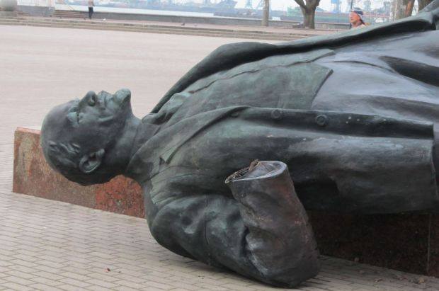 В Бердянске неизвестные в камуфляже снесли огромный памятник Ленину: фотофакт