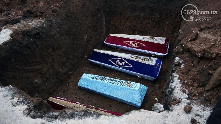 В Мариуполе похоронили семью, погибшую в ходе обстрела города террористами