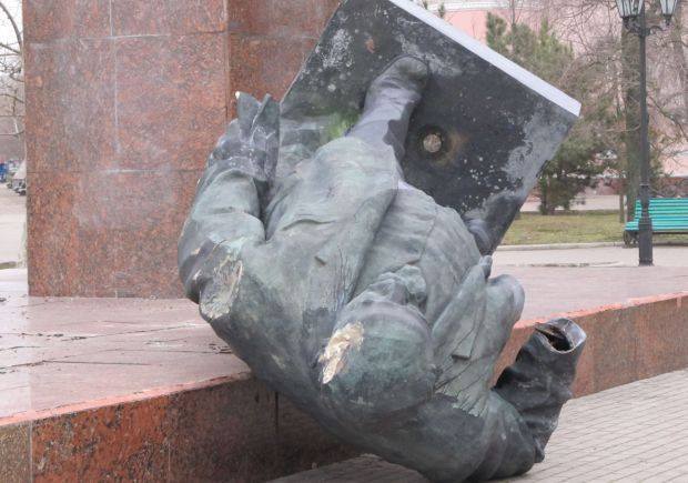 В Бердянске неизвестные в камуфляже снесли огромный памятник Ленину: фотофакт