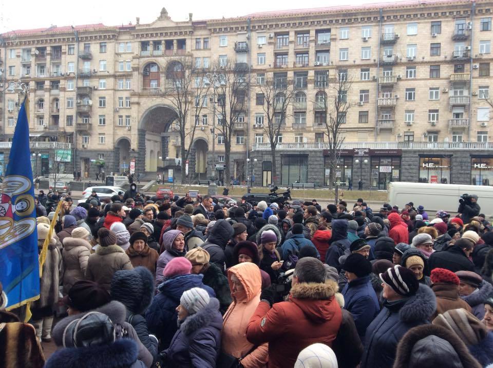 Под Киевсоветом протестующие против двойного подорожания проезда освистали Кличко