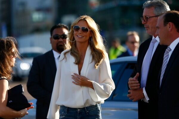 Образ дня: длинноногая Хайди Клум в белой рубашке и красном бюстгальтере