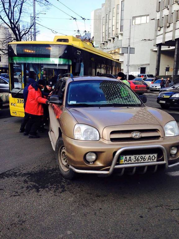 Чудаки нашего города. Киевлянин перекрыл движение своим авто и ушел: опубликованы фото