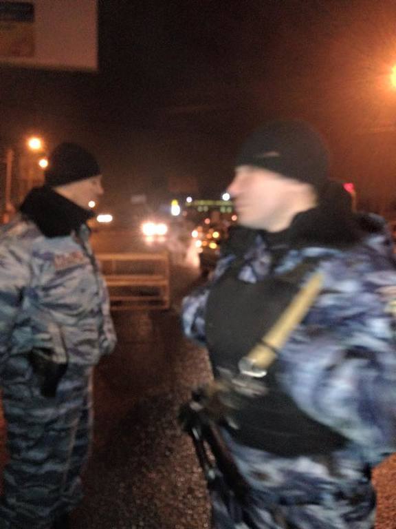 Украинского журналиста и волонтера избили на посту ГАИ за Харьковом: фото с места событий