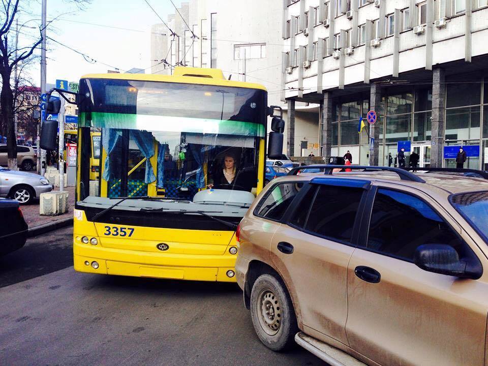 Чудаки нашего города. Киевлянин перекрыл движение своим авто и ушел: опубликованы фото