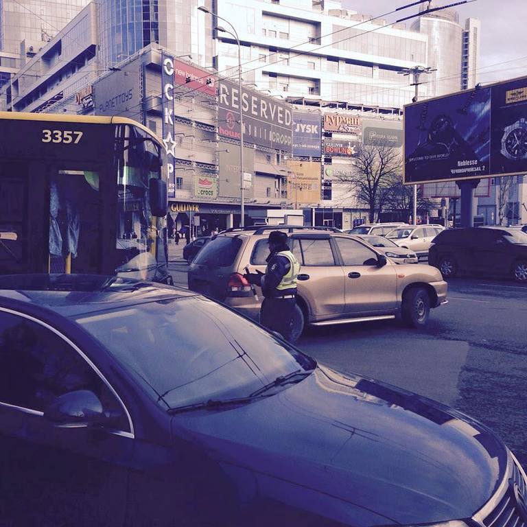 Чудаки нашего города. Киевлянин перекрыл движение своим авто и ушел: опубликованы фото