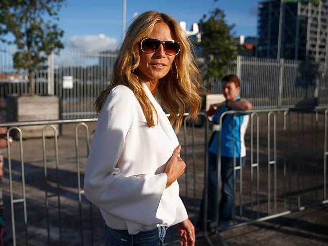 Образ дня: длинноногая Хайди Клум в белой рубашке и красном бюстгальтере