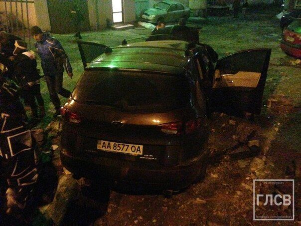 В Киеве автомобиль снес металлический забор: опубликованы фото