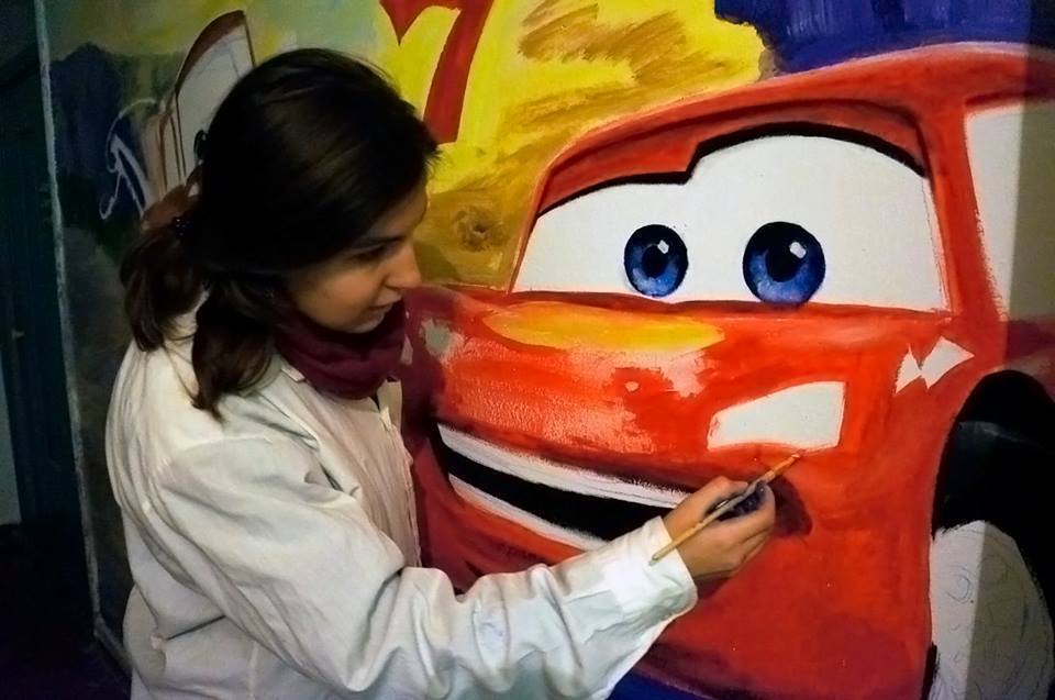 В Киеве подъезд высотки украсили "тачками": опубликованы фото