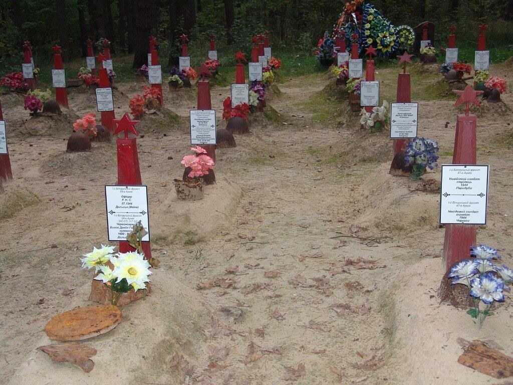 Как кровожадные бандеровцы относятся к памяти советских солдат